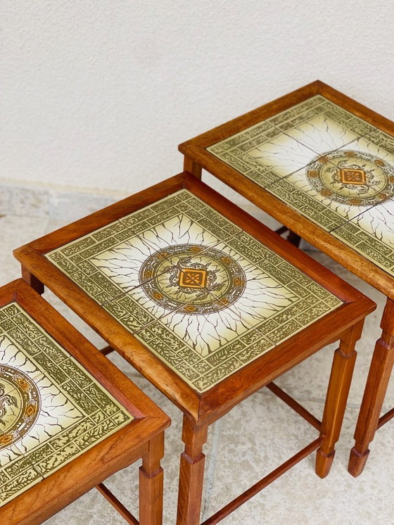 Image 1 of Set di 3 tavolini da caffè impilabili in teak e ceramica, Danimarca, 1960
