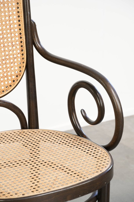 Image 1 of 2 chaises vintage originales Thonet, modèle Long John, avec accoudoirs, dossier haut, assise et dossier en sangles.
