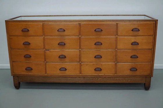 Image 1 of Antieke Britse Esdoorn- en Eikenhouten Fourniturenkast / Winkeltoonbank, 1920/30s