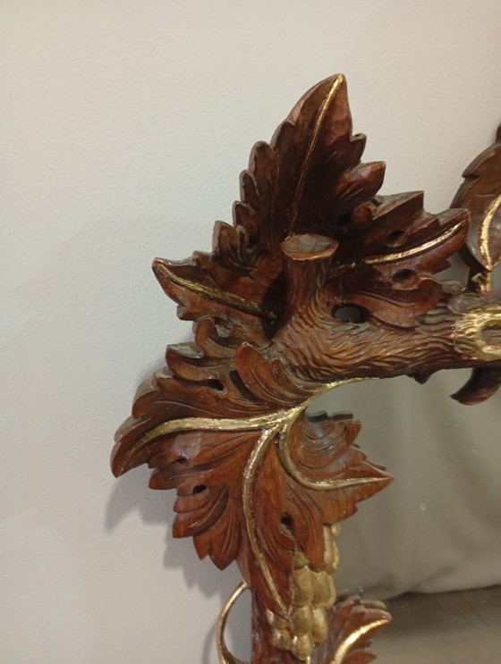 Image 1 of Belangrijke en spectaculair gebeeldhouwde wijnkelderspiegel