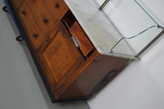 Image 1 of Gran mostrador antiguo Art Déco de chocolate alemán de roble y mármol, década de 1920