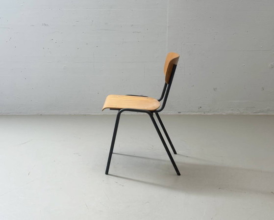 Image 1 of 6 stapelbare studiostoelen met zwart gelakt stalen frame, jaren 90