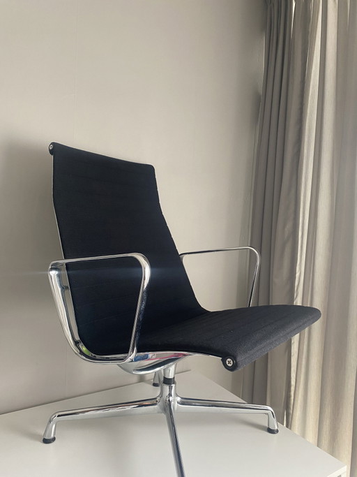 Poltrona Vitra EA115 in alluminio di Charles &amp; Ray Eames