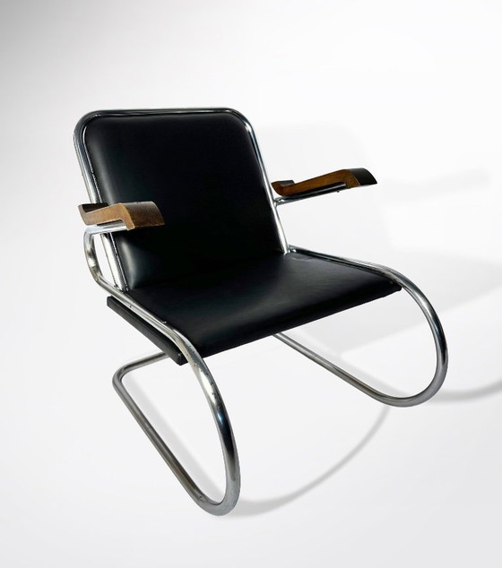 Image 1 of Een paar Bauhaus-fauteuils met cantileverconstructie uit de jaren 1930-1940 – buisvormig staal, houten armleuningen