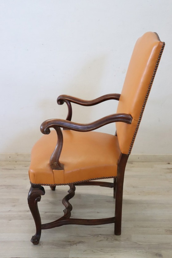 Image 1 of Fauteuil ancien en noyer, Italie fin du 19ème siècle