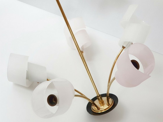 Image 1 of Vintage kroonluchter uit de jaren 50, 5 armen van messing en kunststof, rockabillystijl uit de jaren 50