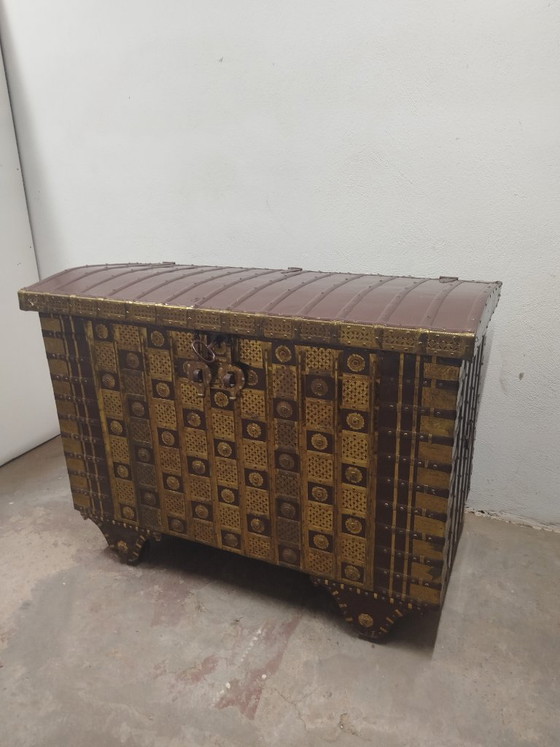 Beautiful XXL Indian dowry chest with hammered copper details – Storage cabinet, Metal, Wood (photo 3 of 17)