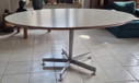 Tavolo da pranzo ovale modernista, piano bianco e base a stella cromata, vintage, anni '60