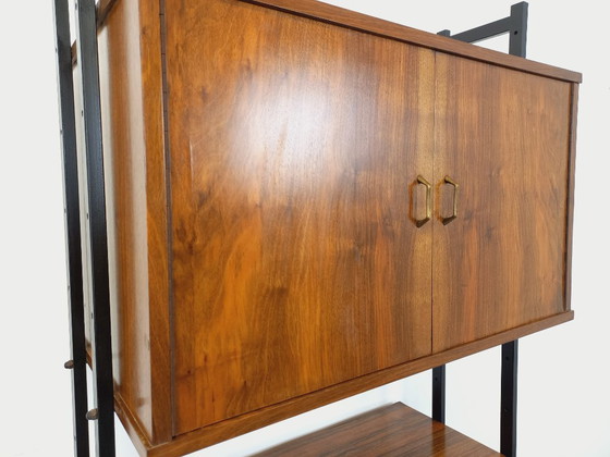 Image 1 of Bibliothèque étagère italienne modulable vintage en bois de noyer et métal des années 60