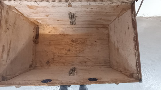 Image 1 of Vieille malle de voyage marron. À récupérer sur place uniquement.