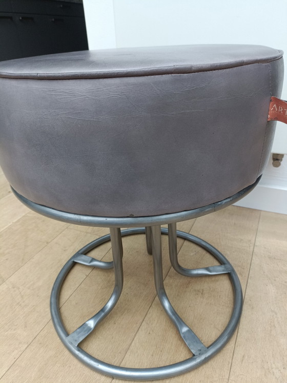Grijze leren poef. – Art Sensation, Hockers en poefs, Metal, Leather (photo 8 of 10)