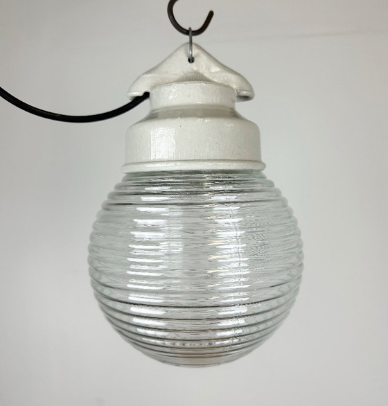 Image 1 of Industriële witte porseleinen hanglamp met geribbeld glas, jaren 70
