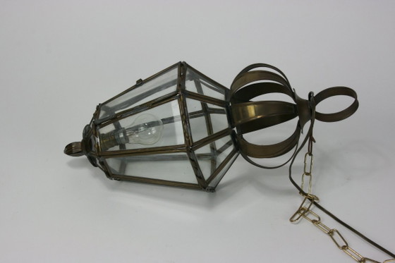 Paar kleiner Hängelaternen aus Messing mit mattiertem Glas – polygonale Kuppelform, italienischer oder (photo 6 of 6)