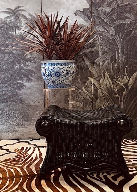 SGABELLO POGGIAPIEDI IN RATTAN NERO CON CUSCINO ZEBRA