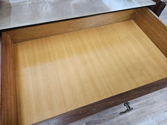 Paar Nachttische aus Mahagoni im Mid-Century-Stil der 1960er Jahre mit doppelten Glasplatten – Wood (photo 18 of 21)