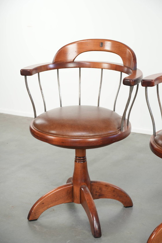 Image 1 of 2x draaibare Schuitema stoel/bijzetstoel/bureaustoel uit de Shaker serie met een cognac kleurige rundleren zitting