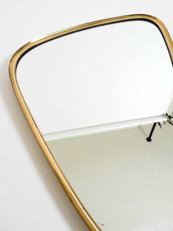 Image 1 of Beautiful heavy mid-century brass kidney-shaped wall mirror from Münchner Zierspiegel