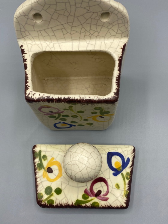 Wandgemonteerde keramische zoutpot met gebarsten emaille en veelkleurige bloemversiering – Frankrijk, circa (photo 4 of 8)