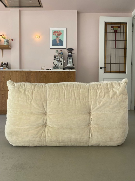 Image 1 of Divano vintage Togo a 2 posti in velluto beige Ligne Roset.