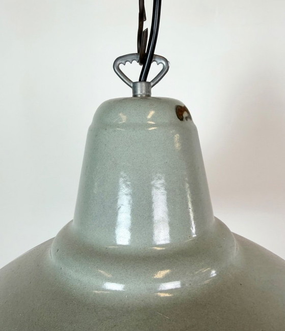 Lámpara colgante industrial de esmalte gris, década de 1960. – Lámparas colgantes, Iron (photo 4 of 17)
