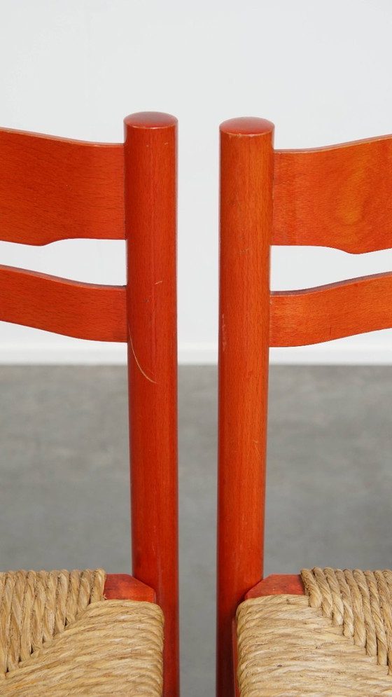 Image 1 of 2 x Sedia vintage rossa in legno degli anni '70 con seduta in vimini intrecciato