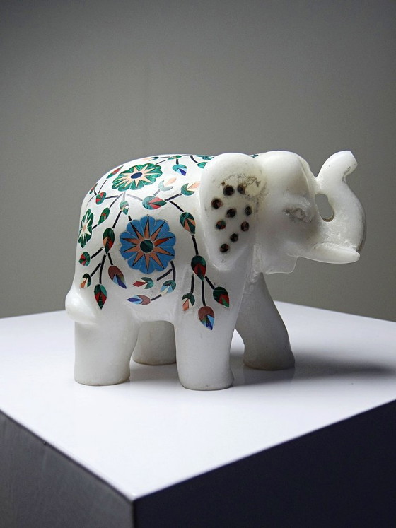 Image 1 of Elefante indiano decorativo in alabastro intarsiato con pietre, artigianato vintage