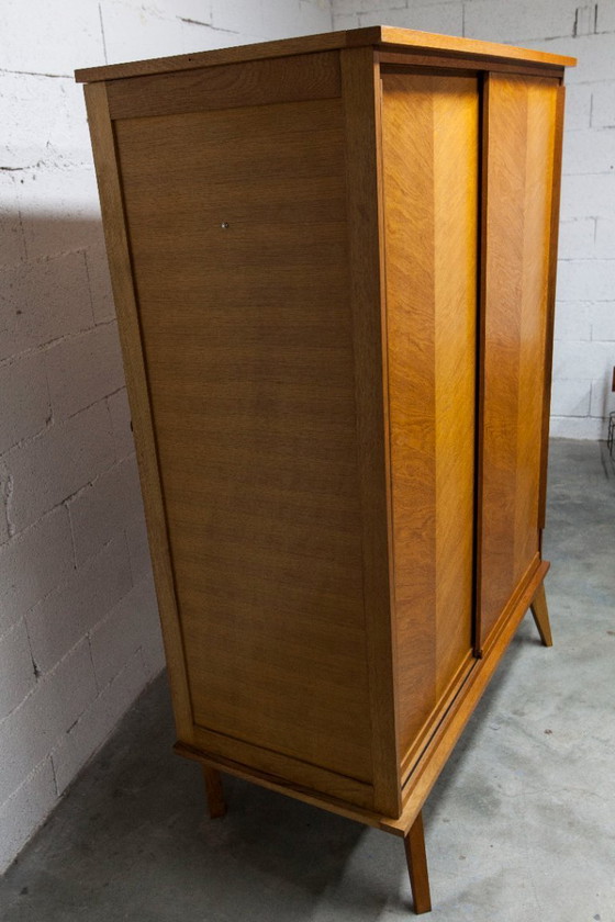 Image 1 of Kledingkast uit de jaren 50 met kompasvormige poten, schuifdeuren en een nieuw bovenblad.