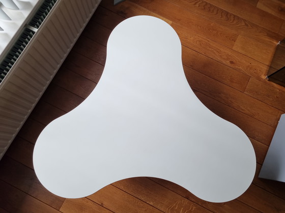 Image 1 of Design 3-Flügel-Couchtisch mit rundem Bein aus Edelstahl