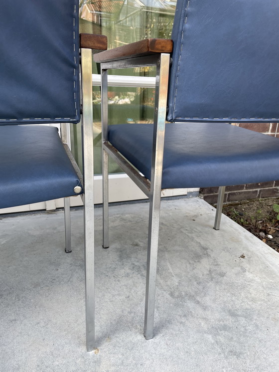 Image 1 of Conjunto de sillas Fröscher KG de mediados de siglo fabricadas en metal precioso, reposabrazos de madera noble y polipiel.