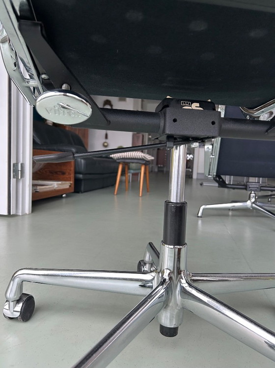 Vitra Eames E.A. 219 Office Chair – Swivel chairs, Aluminium (photo 5 of 5)