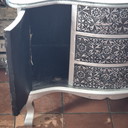 Cassettiera in stile barocco, argento e nero, 76x34x66 cm.