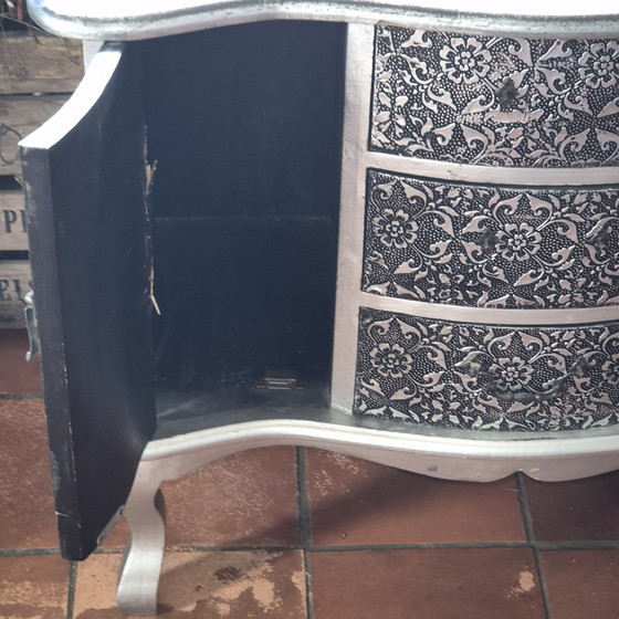 Image 1 of Cassettiera in stile barocco, argento e nero, 76x34x66 cm.