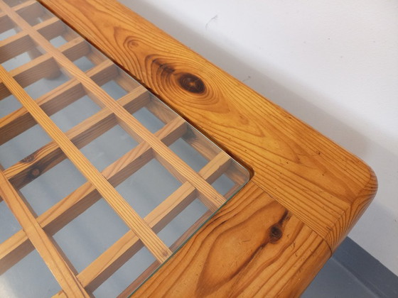 Image 1 of Vintage modernistische salontafel van grenenhout en glas uit de jaren 70 en 80.