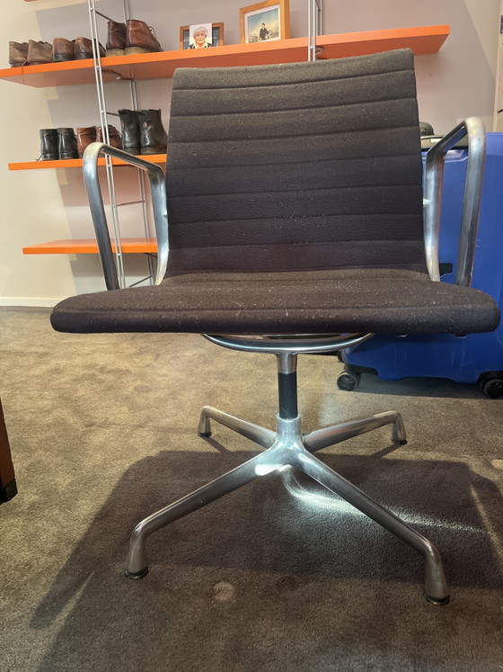 Original Vitra Eames 107 - 1999 – Sillas de oficina, Aluminium, Textile (photo 5 of 5)