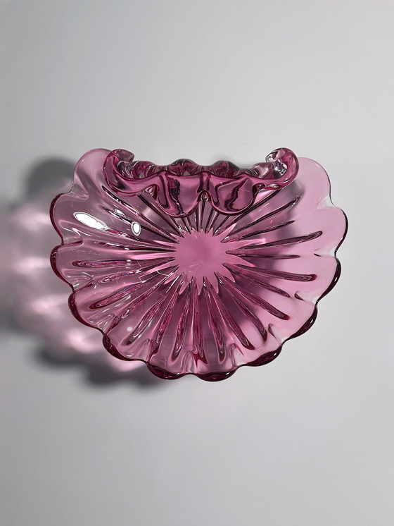 Image 1 of Grote vintage schelpvormige schaal van Formia Vetri Murano schelp cranberryglas fruitschaal Barovier Toso Zwaar Italië jaren 70