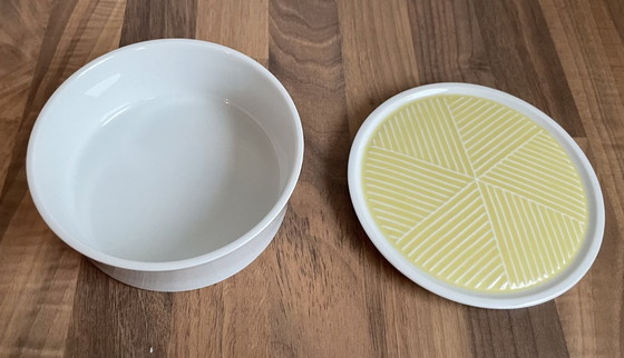 Image 1 of Hakusan Japon - Beurrier ou plat à couvercle en porcelaine moderne