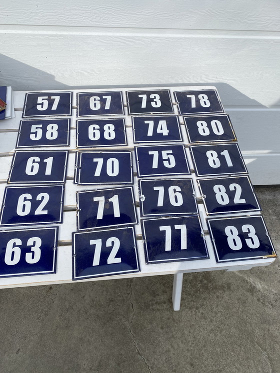 Image 1 of Numéros de maison vintage en émail, 64 pièces