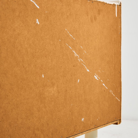 Image 1 of Mk9920 Table de nuit peinte en blanc avec trois tiroirs