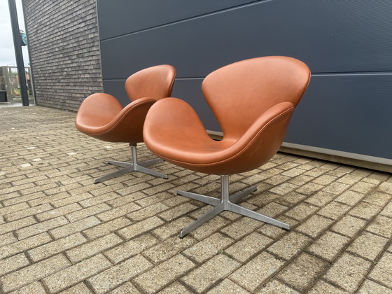 Image 1 of 2x Fritz Hansen Swan chair uit 1971 Cognac leder, NIEUWstaat!!