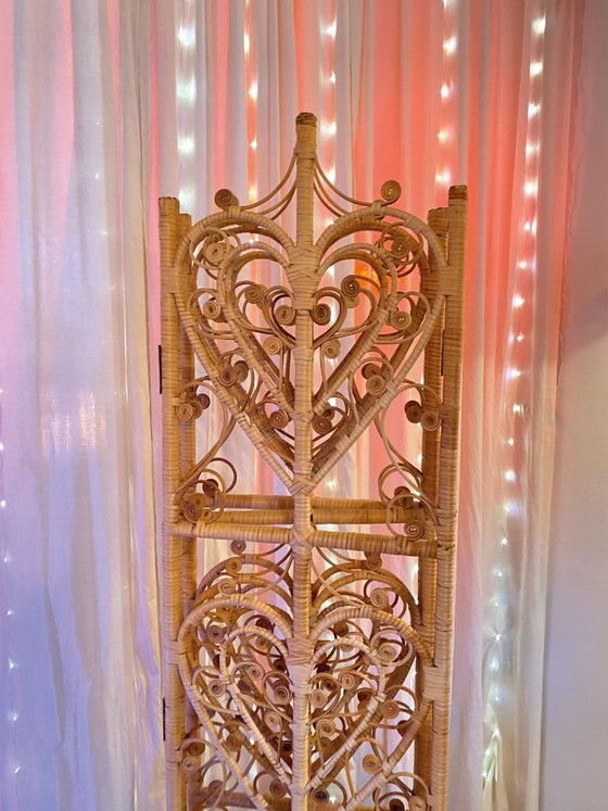 Image 1 of Paravent vintage en osier à motif cœur