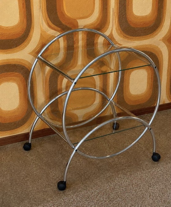 Image 1 of Vintage chrome serveerwagen model Bauhaus op wieltjes met 2 glazen bladen