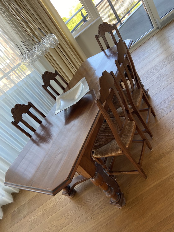 Image 1 of Mesa de castillo antigua con 6 sillas y asiento de mimbre.