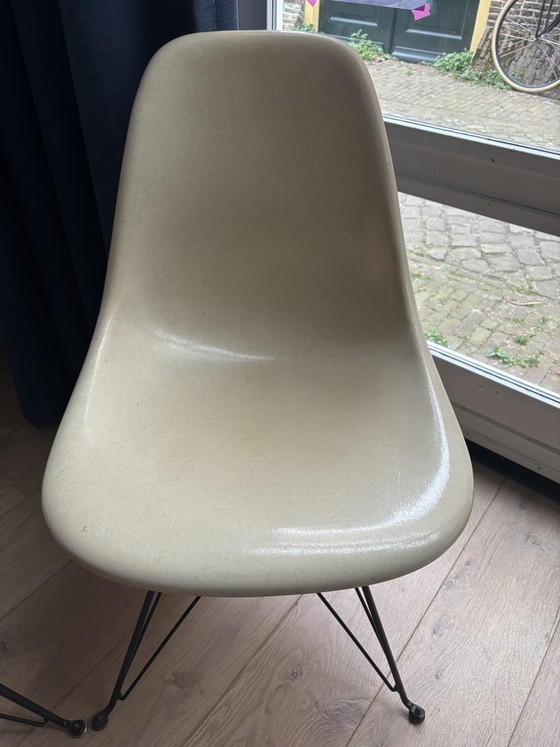2x Chaises d'appoint Vintage Eames Miller DSR en fibre de verre – Parchment – Herman Miller (photo 2 of 9)