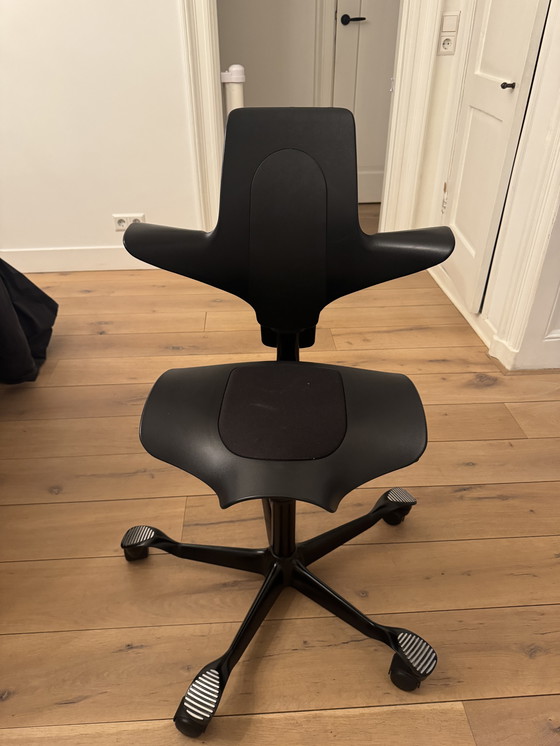 Image 1 of Schwarzer ergonomischer Bürostuhl auf Rollen