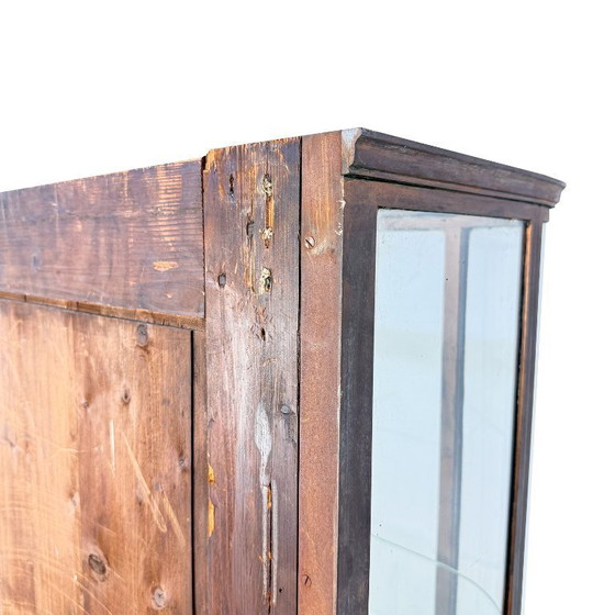 Image 1 of Grote antieke museum vitrinekast met gebogen glas – bronskleurig metalen vitrinekast