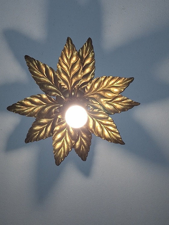 Image 1 of Lámpara de techo florentina chapada en oro de mediados de siglo, diseñada por Hans Kögl en la década de 1960.