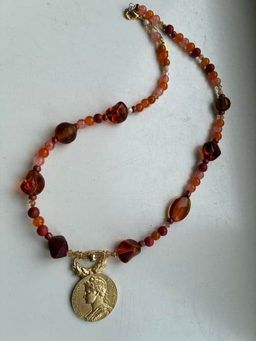 Image 1 of Nieuwe ketting rood/ oranje met oude medaille 
