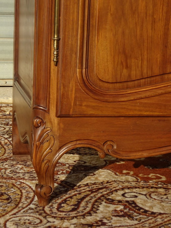 Image 1 of Armadio in noce massello in stile Luigi XV