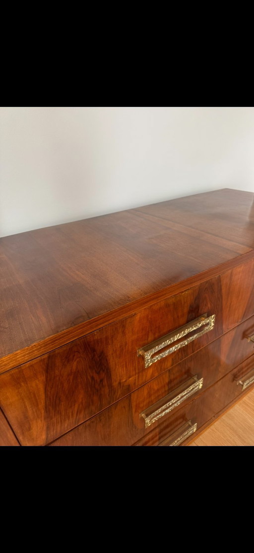 Vintage grote Italiaanse walnotenhouten commode met drie lades en messing handgrepen met textuur.