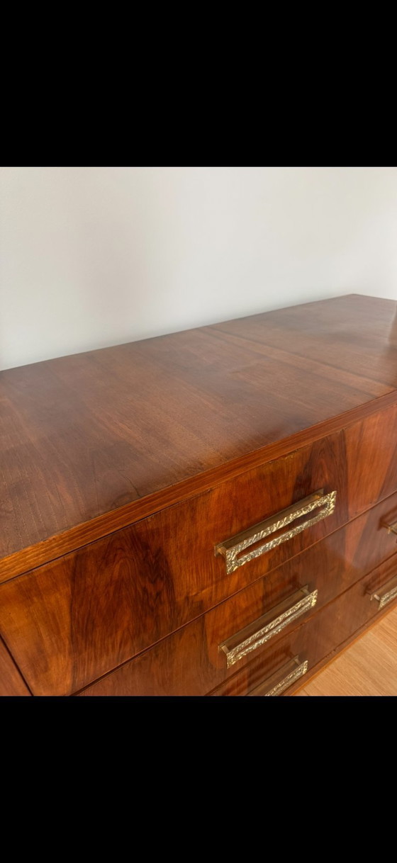 Image 1 of Vintage grote Italiaanse walnotenhouten commode met drie lades en messing handgrepen met textuur.